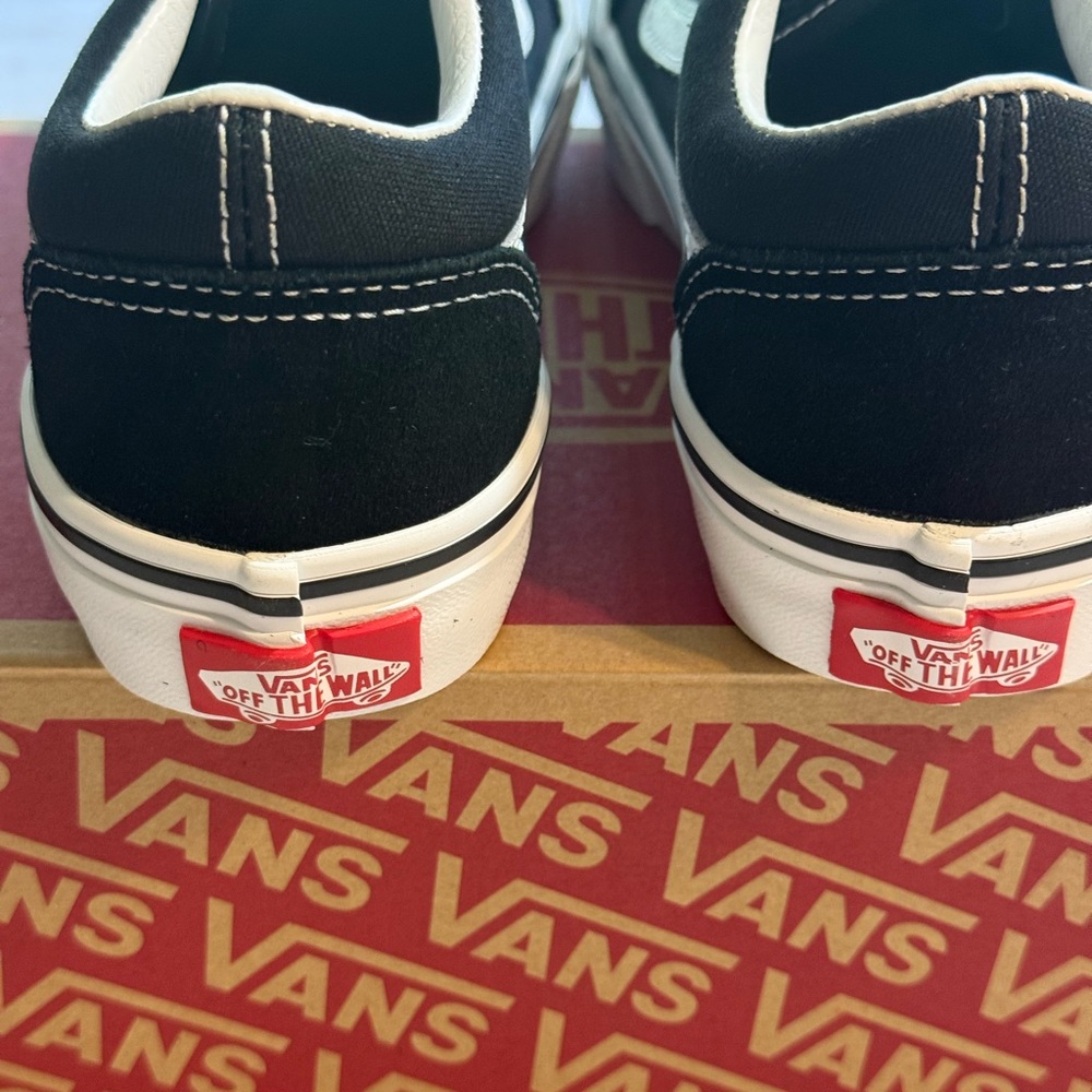 New Little Kids Old Skool V Shoe. Black & White. Size 2. - Picture 6 of 15